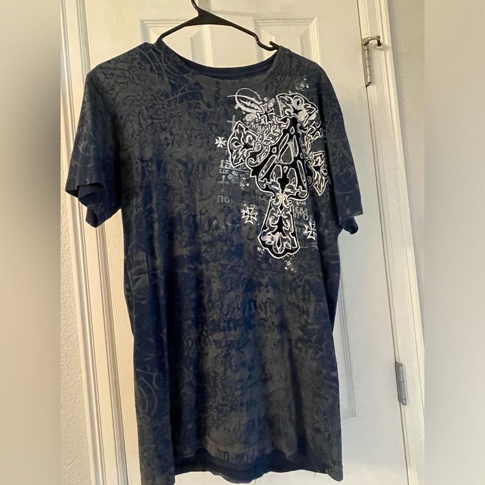 Mens blue tshirt with design. Size Large